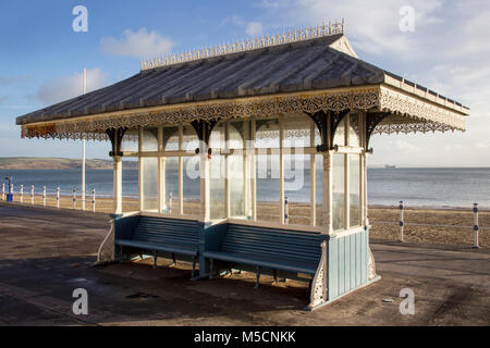 WEYMOUTH, Regno Unito - 26 dicembre 2017 - Rifugio vittoriana lungo la passeggiata lungomare con il Royal Hotel, Weymouth Dorset, Inghilterra, Regno Unito, De Foto Stock