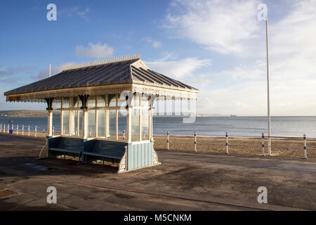 WEYMOUTH, Regno Unito - 26 dicembre 2017 - Rifugio vittoriana lungo la passeggiata lungomare con il Royal Hotel, Weymouth Dorset, Inghilterra, Regno Unito, De Foto Stock