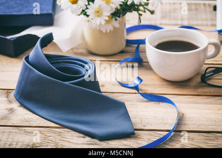 La festa del papà concetto. Cravatta blu e un aperto confezione regalo, ufficio sfondo scrivania Foto Stock