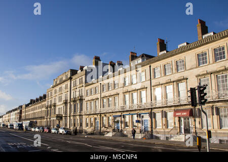 WEYMOUTH, Regno Unito - 26 dicembre 2017 - Fila di pensioni e hotel in luce del sole lungo l'Esplanade promenade, Weymouth Dorset, England, Regno Unito Foto Stock