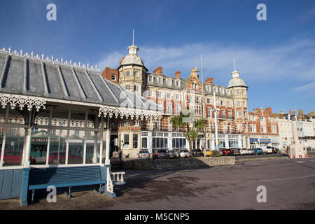 WEYMOUTH, Regno Unito - 26 dicembre 2017 - Rifugio vittoriana lungo la passeggiata lungomare con il Royal Hotel, Weymouth Dorset, Inghilterra, Regno Unito, De Foto Stock