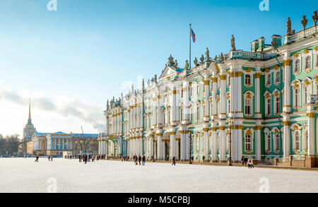 Museo Hermitage - Winter Palace edificio sulla piazza del Palazzo a San Pietroburgo Foto Stock