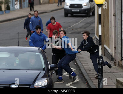 Ragazzi bagarre per il pallone in pelle durante l'annuale "Fastern Eve Handba' evento su Jedburgh's High Street in Scottish Borders. La manifestazione annuale, iniziata nel 1700, comporta due squadre, la Uppies (residenti nella parte alta di Jedburgh) e i Doonies (residenti a partire dalla parte inferiore di Jedburgh) ottenendo la palla verso la parte superiore o inferiore della città. La sfera, il quale è realizzato in pelle, imbottito con paglia e decorata con nastri è gettato in mezzo alla folla per iniziare il gioco. Foto di credito dovrebbe leggere: Andrew Milligan/filo PA. Foto Stock