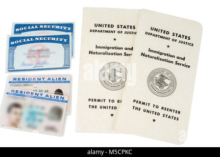 Permesso di rientrare negli Stati Uniti. Carta verde .passaporto bianco. Tessera di previdenza sociale Foto Stock