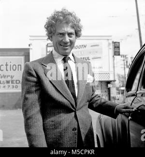 Gli Harpo Marx a sua auto, circa 1956. Immagine dalla fotocamera originale negativo. Foto Stock