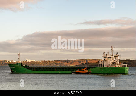 General Cargo nave 'Arklow Rainbow' vele attraverso Cobh con il sughero barca pilota al fianco di depositare il pilota in Cobh, Porto di Cork, Irlanda. Foto Stock