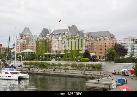 Fairmont Empress Hotel vista da Victoria Inner Harbour in Vancouver Island British Columbia. Questo hotel è una delle sistemazioni di lusso in città. Foto Stock