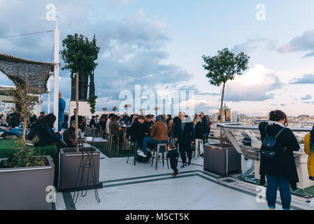 Madrid, Spagna - 3 Novembre 2017: persone godendo al cafe sul Circulo de Bellas Artes di Madrid tetto al tramonto. Foto Stock