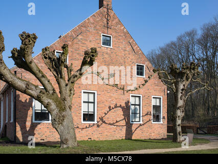 Paesi Bassi architettura tradizionale, old dutch case e giardinaggio in museo etnografico a cielo aperto da Arnhem. Foto Stock