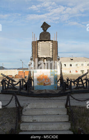 Shmidta, regione Chukotski, Russia - Insediamento Shmidta, 5 Luglio 2017: il monumento al marinaio James Cook. Foto Stock