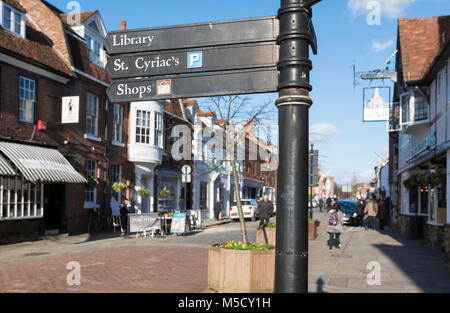 Le direzioni fingerpost nella piccola città britannica di Chichester, West Sussex, in Inghilterra, Regno Unito. Foto Stock