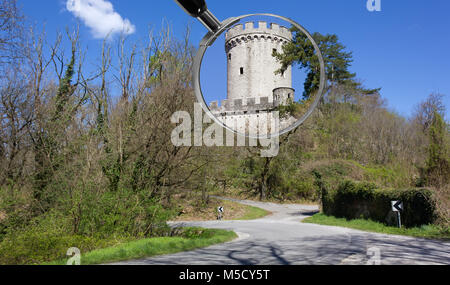 Branik Castello, Slovenia, all'inizio della primavera, evidenziata da una lente di ingrandimento Foto Stock