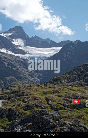 Un ghiacciaio residua rimane nel corrie sotto Sustenhorn Foto Stock