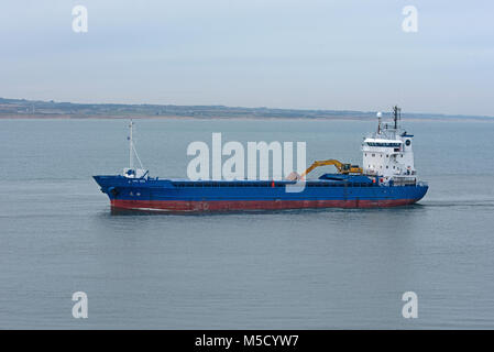 Il Faroese nave da carico generale per il suo approccio a Aberdeen da Mare del Nord Foto Stock