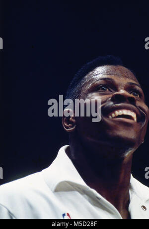 Ritratto di Patrick Ewing durante warmups prima di una partita di Knicks al Madison Square Garden nel 1989. Foto Stock