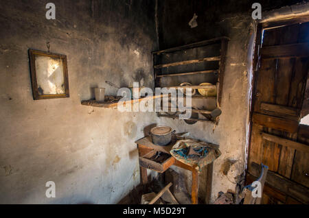 -Resti di una casa abbandonata .Shabby pareti sporche, e il sacco della spazzatura sul pavimento. Si era abbandonata dai proprietari per poter emigrare cercando fo Foto Stock