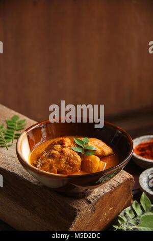 Pollo e curry di patate. Indiano-influenzato piatto di pollo e le patate in spesse zuppa di curry; un lato piatto per Il Roti Prata. Foto Stock