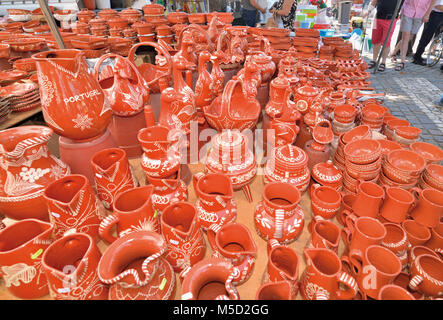 Ceramiche di terracotta sul supporto del mercato Foto Stock