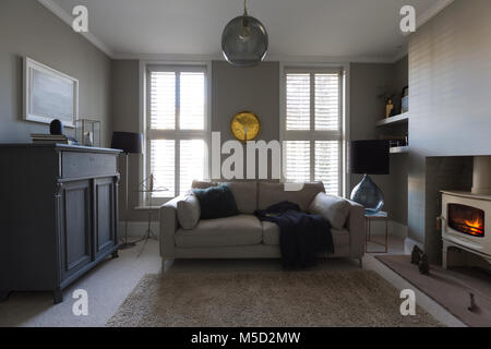 Casa di lusso in vetrina soggiorno con stufa a legna Foto Stock