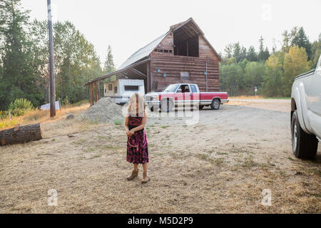 Ritratto ragazza in abito sulla fattoria rurale Foto Stock