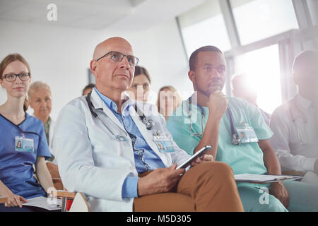 Attento ai chirurghi, medici e infermieri ascolto in conferenza Foto Stock