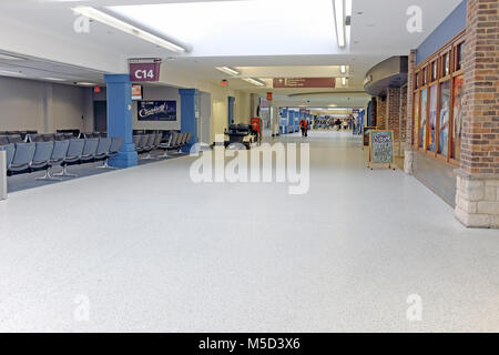Un quasi vuoto concourse in Cleveland Hopkins International Airport in Cleveland, Ohio, USA. Foto Stock