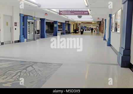 Un quasi vuoto concourse in Cleveland Hopkins International Airport in Cleveland, Ohio, USA. Foto Stock