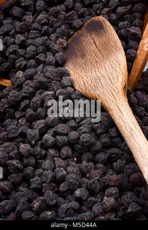 Ceci nero Murgia (cece nero), noto anche con il nome di "cece del solco dritto' dalla Puglia (Italia). Foto Stock