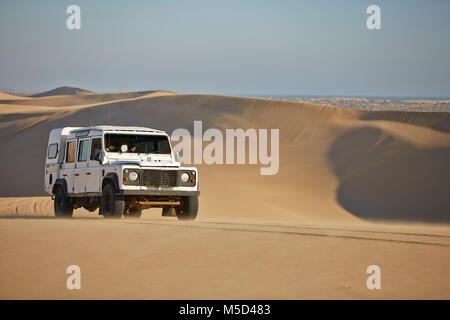 Off-road veicolo procede sopra le dune di sabbia a bacchetta Lange sulla costa atlantica, Namib-Naukluft-Park, Namibia Foto Stock