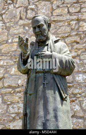 Statua di San Pio da Pietrelcina, Erice, provincia di Trapani, Sicilia, Italia Foto Stock