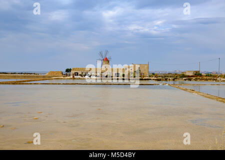 Museo del Sale, il Museo del Sale, Windmill dietro saline Culcasi, Via del Sale, sale Road, la Nubia, provincia di Trapani, Sicilia Foto Stock