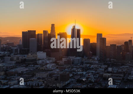 Alba vista aerea del sole che sorge dietro il centro cittadino di Los Angeles in California del Sud. Foto Stock