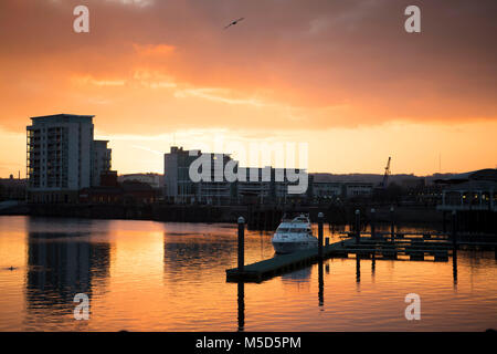 La Baia di Cardiff al tramonto, a Cardiff, nel Galles del Sud, Regno Unito. Foto Stock