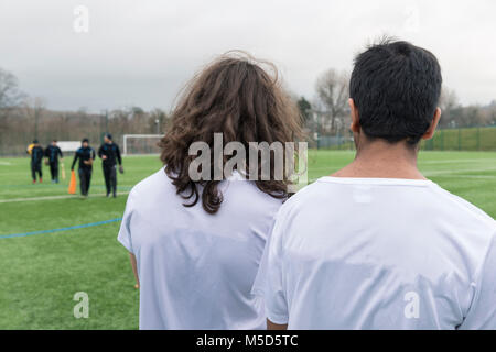 Due giovani tifosi guardare il sussex cricket a piedi passato sulla loro attesa per la pratica professionale campo sportivo Foto Stock