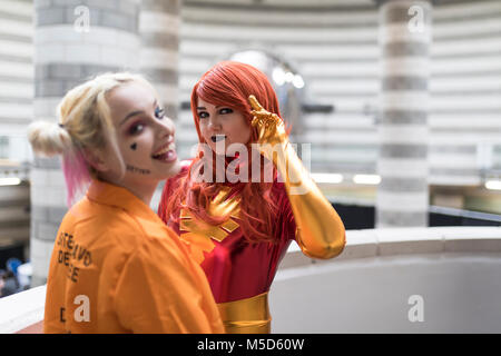 Doncaster Comic Con xi Feruary 2018 a Doncaster Dome UK. Due giovani donne cosplay come Harley Quinn Suicidé Squad e meraviglia che Jean Grey Phoenix Foto Stock