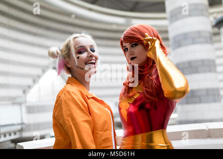 Doncaster Comic Con xi Feruary 2018 a Doncaster Dome UK. Due giovani donne cosplay come Harley Quinn Suicidé Squad e meraviglia che Jean Grey Phoenix Foto Stock