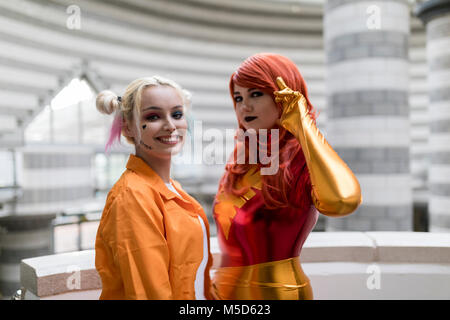 Doncaster Comic Con xi Feruary 2018 a Doncaster Dome. Due giovani donne cosplay come Harley Quinn da Suicidé Squad e meraviglia che Jean Grey Phoenix Foto Stock