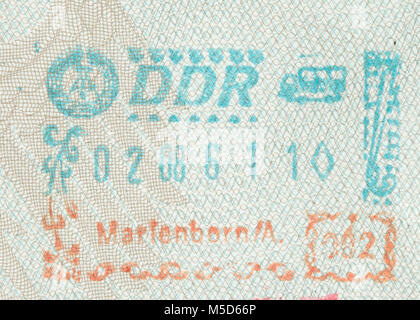 Timbro di entrata del GDR in un vecchio passaporto tedesco Foto Stock