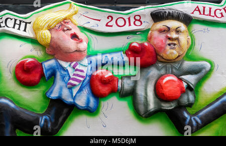 Il presidente statunitense Donald Trump boxing versus Nord presidente coreano Kim Jong-ONU, caricatura politica, motto caravan durante il carnevale Foto Stock