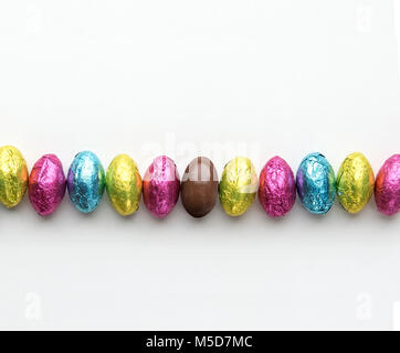 Carta metallizzata avvolto pasqua candy in fila uno candy scorporato Foto Stock