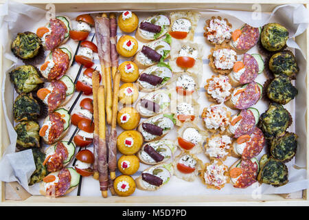Guarnito decorativo moderno crostini serviti a parte Foto Stock