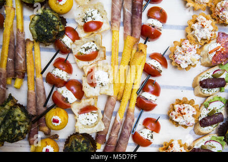 Guarnito decorativo moderno crostini serviti a parte Foto Stock