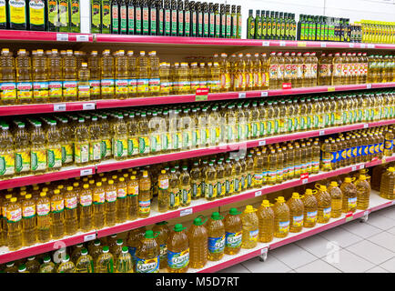 Samara, Russia - 8 Ottobre 2017: diversi confezionato di olio di semi di girasole pronto per la vendita nel supermercato Foto Stock