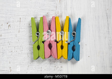 Colorato set clothespin illustrazione vettoriale isolati su sfondo bianco Foto Stock