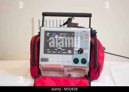 Zoll CCT defibrillatore in rosso custodia per arresto cardiaco, Ecg AED Foto Stock