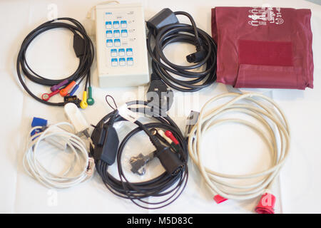 Zoll CCT defibrillatore in rosso custodia per arresto cardiaco, Ecg AED Foto Stock