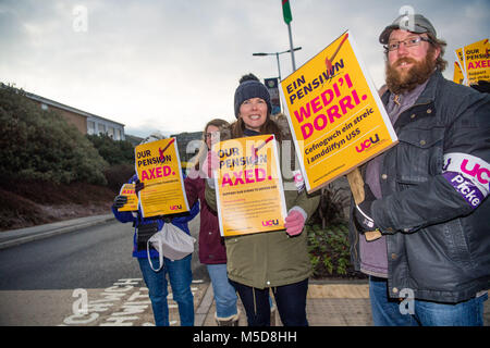 Aberystwyth Wales UK, giovedì 22 febbraio 2018 UCU Strike : Membri della UCU (Università e College unione) su una linea di picchetto al di fuori del campus a Aberystwyth University il primo giorno di un Regno Unito ampia serie di scioperi chiamato dall'unione in segno di protesta contro i tagli ai loro membri a lungo termine garantita benefici pensionistici e i diritti dei cittadini. Ci sono alcuni UCU 400 membri del personale a Aberystwyth University, e molte lezioni e classi dovranno essere annullato o rinviato come risultato di questi giorni di sciopero Credito: Keith Morris / Alamy Live News Foto Stock