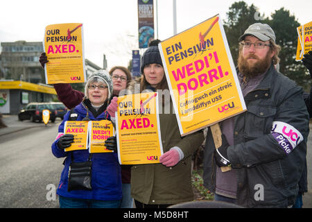 Aberystwyth Wales UK, giovedì 22 febbraio 2018 UCU Strike : Membri della UCU (Università e College unione) su una linea di picchetto al di fuori del campus a Aberystwyth University il primo giorno di un Regno Unito ampia serie di scioperi chiamato dall'unione in segno di protesta contro i tagli ai loro membri a lungo termine garantita benefici pensionistici e i diritti dei cittadini. Ci sono alcuni UCU 400 membri del personale a Aberystwyth University, e molte lezioni e classi dovranno essere annullato o rinviato come risultato di questi giorni di sciopero Credito: Keith Morris / Alamy Live News Foto Stock