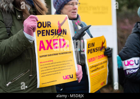 Aberystwyth Wales UK, giovedì 22 febbraio 2018 UCU Strike : Membri della UCU (Università e College unione) su una linea di picchetto al di fuori del campus a Aberystwyth University il primo giorno di un Regno Unito ampia serie di scioperi chiamato dall'unione in segno di protesta contro i tagli ai loro membri a lungo termine garantita benefici pensionistici e i diritti dei cittadini. Ci sono alcuni UCU 400 membri del personale a Aberystwyth University, e molte lezioni e classi dovranno essere annullato o rinviato come risultato di questi giorni di sciopero Credito: Keith Morris / Alamy Live News Foto Stock