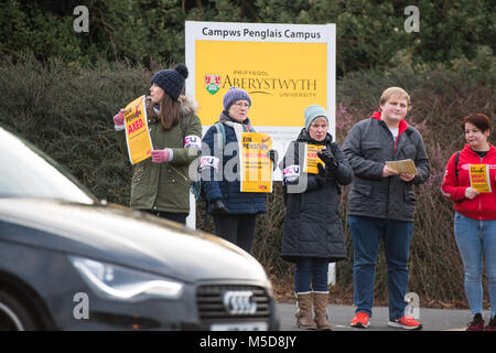 Aberystwyth Wales UK, giovedì 22 febbraio 2018 UCU Strike : Membri della UCU (Università e College unione) su una linea di picchetto al di fuori del campus a Aberystwyth University il primo giorno di un Regno Unito ampia serie di scioperi chiamato dall'unione in segno di protesta contro i tagli ai loro membri a lungo termine garantita benefici pensionistici e i diritti dei cittadini. Ci sono alcuni UCU 400 membri del personale a Aberystwyth University, e molte lezioni e classi dovranno essere annullato o rinviato come risultato di questi giorni di sciopero Credito: Keith Morris / Alamy Live News Foto Stock